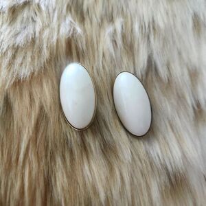 Vintage White Oval‎ Clip-on Silver Setting Earrings